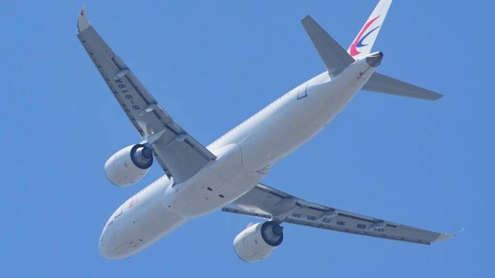 Le premier avion de ligne de conception chinoise a réalisé son vol commercial inaugural