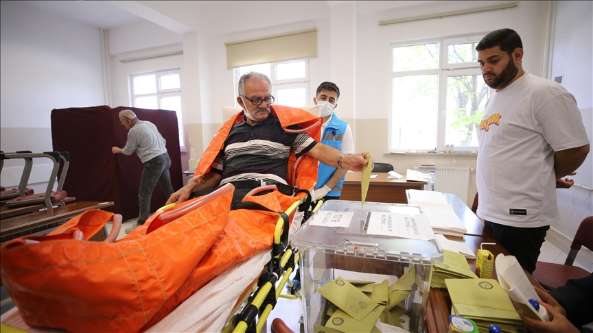 Türkiye / Elections : sur un brancard, un soixantenaire exerce son droit de vote