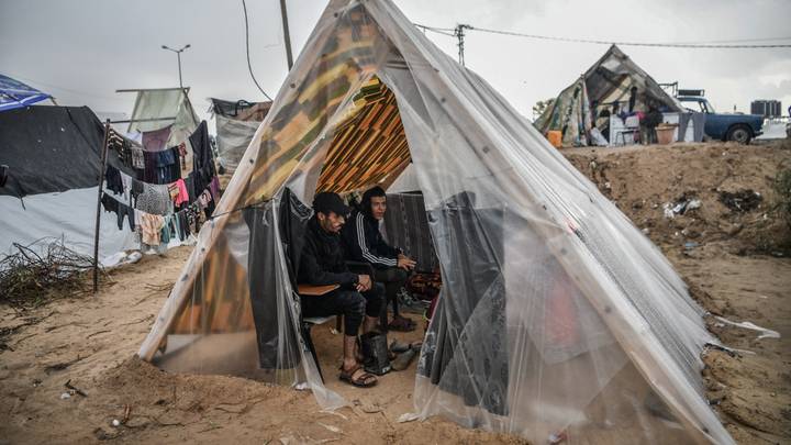 Gaza: l’armée israélienne bombarde des tentes de déplacés à Al Mawasi et Khan Younis