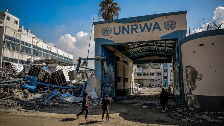 Pourquoi l'UNRWA, interdite en Israël, est-elle vitale pour la population de Gaza?