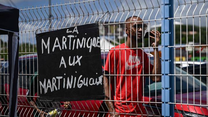 Vie chère: barrages et couvre-feu en Martinique