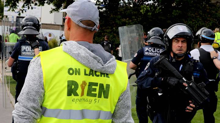 "Gilet jaune" éborgné à Paris : procès criminel ordonné contre un policier