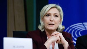 Emploi fictif au Parlement européen: Marine Le Pen devant les juges