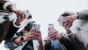 La France envisage l'interdiction totale des portables à l'école