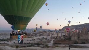 Fête de la République de Türkiye: Des drapeaux turcs sur les montgolfières dans le ciel de la Cappadoce