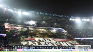 Les supporters du PSG déploient un tifo "Free Palestine", réactions mitigées