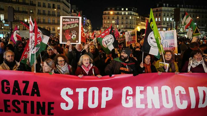 Paris: des milliers de manifestants contre un gala controversé de soutien à Israël